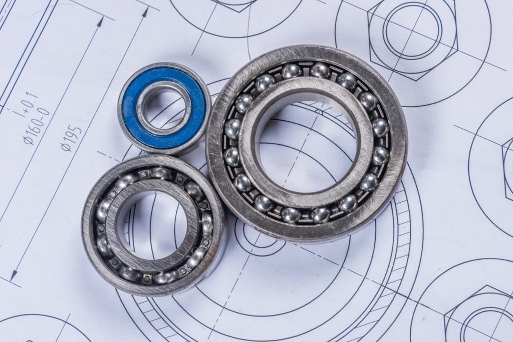 Rodamientos en primer plano sobre un plano técnico