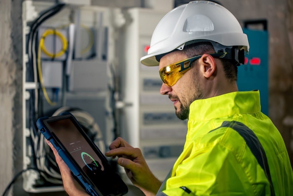 Mantenimiento productivo total, operario con tablet