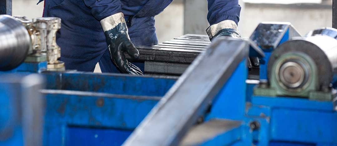 Profesional de empresa de mantenimiento industrial trabajando en una máquina