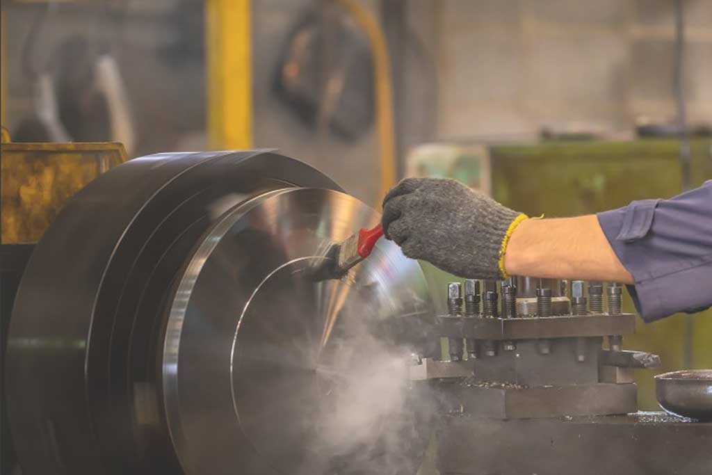 Mantenimiento preventivo, operario lubricando una máquina