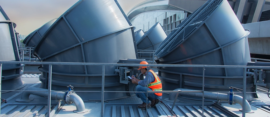 Ingeniero bajo control del acondicionador de aire de la torre de refrigeración